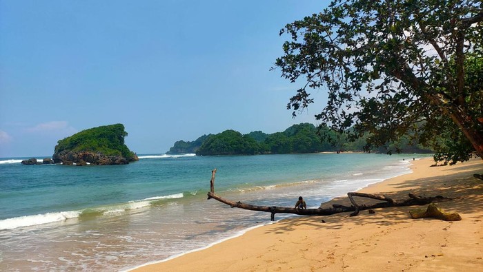 Pantai Kondang Merak merupakan salah satu destinasi wisata di pesisir selatan Jatim. Tepatnya di Desa Sumberbening, Kecamatan Bantur, Kabupaten Malang.