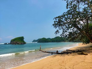 14 Pantai Malang yang Cocok untuk Healing