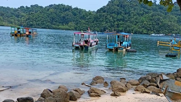 Pantai Kondang Merak merupakan salah satu destinasi wisata di pesisir selatan Jatim. Tepatnya di Desa Sumberbening, Kecamatan Bantur, Kabupaten Malang.