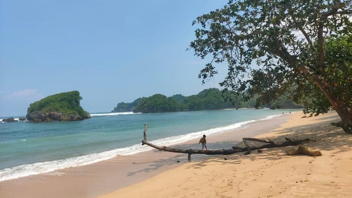 Pantai Kondang Merak merupakan salah satu destinasi wisata di pesisir selatan Jatim. Tepatnya di Desa Sumberbening, Kecamatan Bantur, Kabupaten Malang.