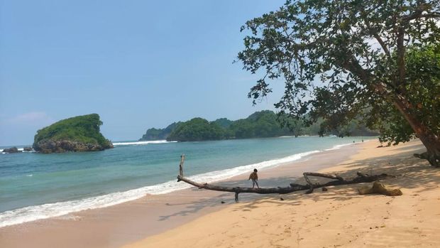 Pantai Kondang Merak Pantai Kondang Merak merupakan salah satu destinasi wisata di pesisir selatan Jatim. Tepatnya di Desa Sumberbening, Kecamatan Bantur, Kabupaten Malang.