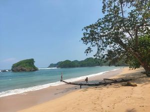 Daftar Barang Wajib Saat Liburan ke Pantai Bareng Anak