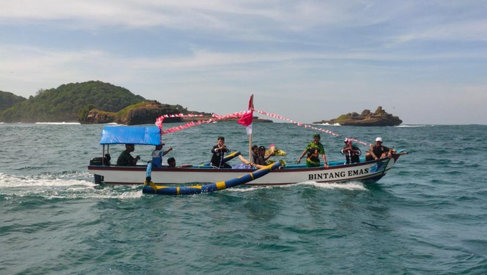 Pantai Kondang Merak Pantai Kondang Merak merupakan salah satu destinasi wisata di pesisir selatan Jatim. Tepatnya di Desa Sumberbening, Kecamatan Bantur, Kabupaten Malang.