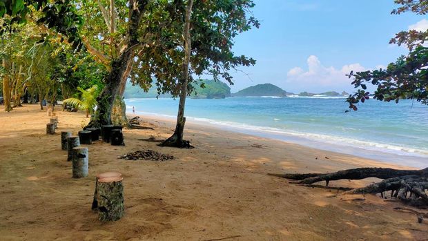 Pantai Kondang Merak merupakan salah satu destinasi wisata di pesisir selatan Jatim. Tepatnya di Desa Sumberbening, Kecamatan Bantur, Kabupaten Malang.