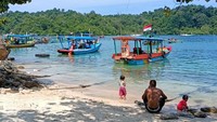 Sejumlah pengunjung di Pantai Kondang Merak/Foto: Istimewa (dok. Sahabat Alam Indonesia)