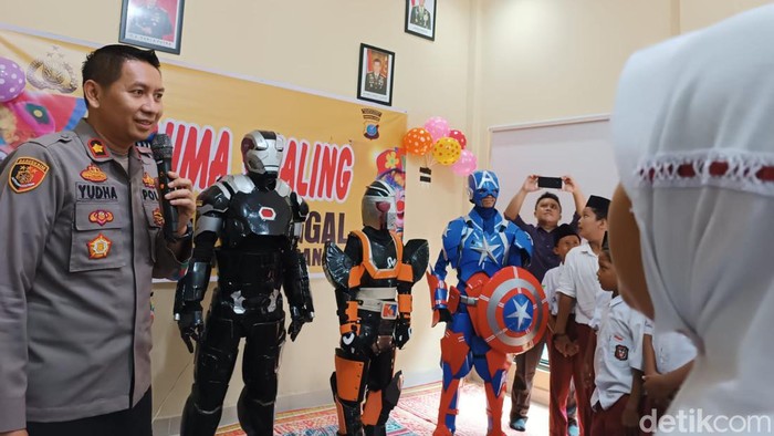 Para siswa menjalani trauma healing di Polsek Sunggal.