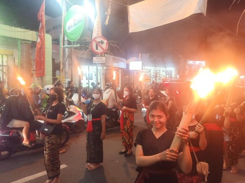 Pawai obor yang digelar Sekaa Teruna se-Desa Panjer, Denpasar dalam memperingati H-1 HUT RI ke-77, pada Selasa (16/8/2022)