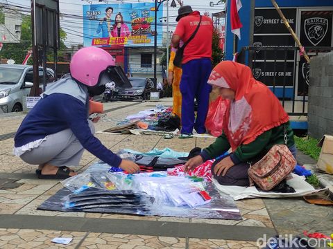 Pedagang musiman pernak pernik ospek di depan gerbang Universitas Brawijaya.