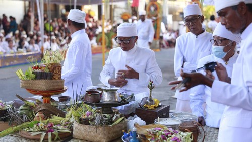 Pemangku saat nganteb banten serangkaian Upacara Aci Sang Hyang Grodog di Nusa Lembongan, Klungkung