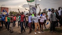 Warga Kenya protes karena tidak terima William Ruto terpilih sebagai presiden. Warga tersebut berteriak tidak ada Raila, tidak ada perdamaian di luar kantor polisi Kisumu, Kenya. Kisimu berada 300 km sebelah timur Ibu Kota Nairobi. (Ed Ram/Getty Images)