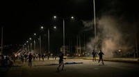 Para demonstran masih melakukan kericuhan di jalan hingga larut malam. (Ed Ram/Getty Images)