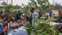 Mantan Wakil Presiden dan pemimpin gerakan Demokrat Wiper Kalonzo Musyoka datang beberapa saat sebelum ketua Komisi Pemilihan dan Perbatasan Independen (IEBC) Wafula Chebukati mengumumkan pemenang Keputusan Presiden Kenya pada Senin (15/8/2022) di Nairobi, Kenya. (Donwilson Odhiambo/Getty Images)