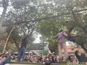 Jelang Vonis Bahar bin Smith, Pendukung Orasi Naik Pagar PN Bandung