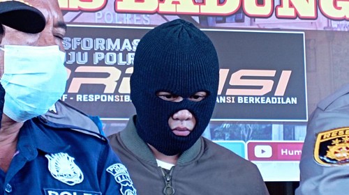 Firdaus Abby pelaku penembakan pengendara ibu-ibu di Abiansemal, Badung saat dipamerkan ke awak media