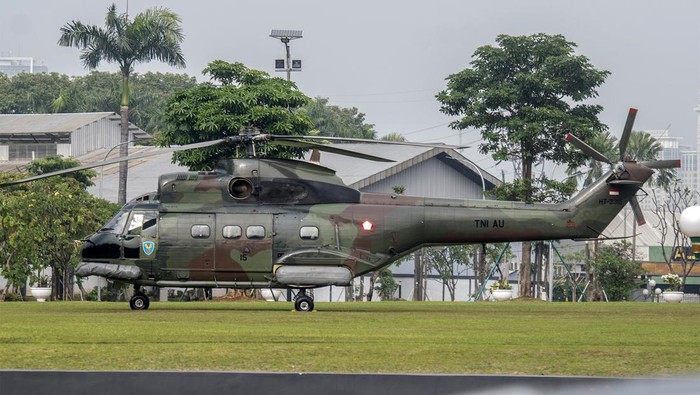 Sebuah helikopter milik TNI AU disiagakan saat pelaksnaan Sidang Tahunan MPR dan Sidang Bersama DPR - DPD Tahun 2022 di Gedung Nusantara, Kompleks Parlemen, Senayan, Jakarta, Selasa (16/8/2022). ANTARA FOTO/M Adimaja/hp.