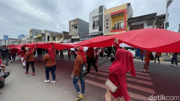 Pengarakan bendera raksasa di Pinrang dalam rangka HUT RI ke-77.