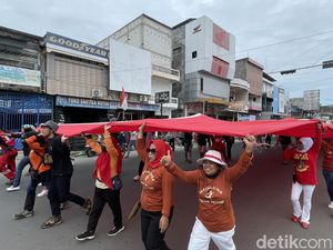 Sambut HUT RI, Warga Pinrang Arak Bendera Merah Putih ke Gunung Paleteang