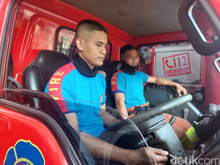 Pengemudi mobil PMK yang terguling di Surabaya