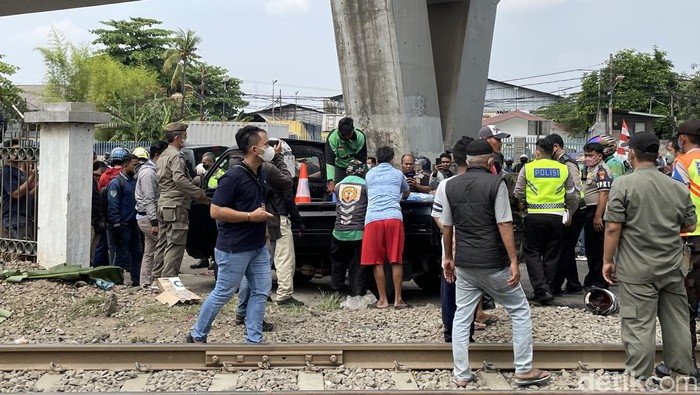 Pengendara Motor Tewas Tertabrak KRL.