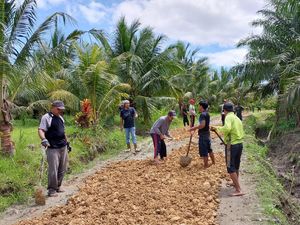 Akses Utama Ponpes, Warga di Pasangkayu Perbaiki Jalan Secara Swadaya