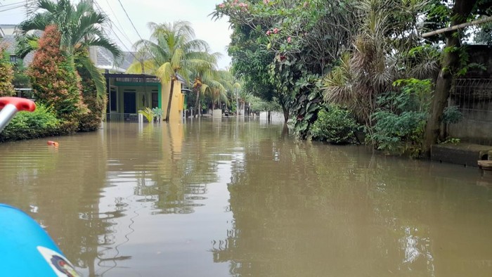 Perumahan di Kawasan Cibinong Masih Terendam Banjir.