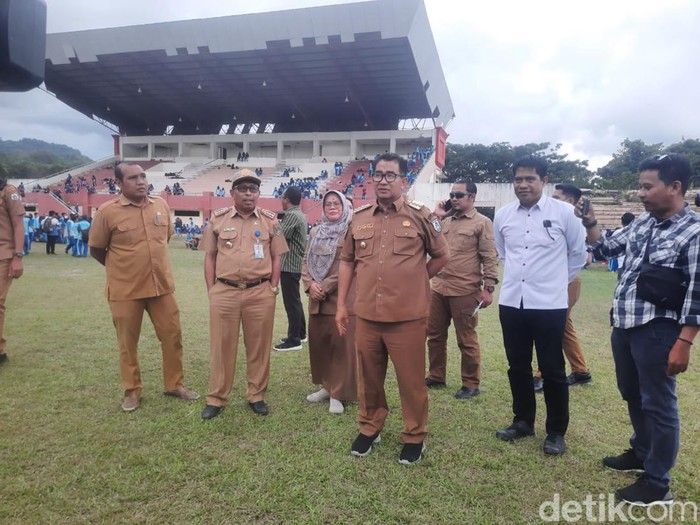 Pj Gubernur Sulbar Akmal Malik saat meninjau Stadion Manakarra.