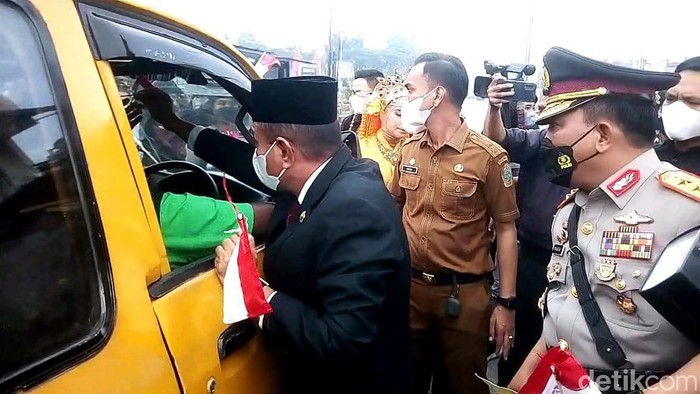 Polda Sumut membagikan bendera merah putih