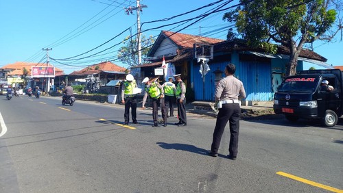 Polisi dari Sat Lantas Polres Buleleng saat melakukan olah TKP, Selasa (16/8/2022).