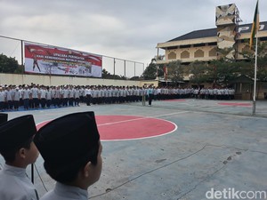 Ustaz Abu Bakar Baasyir Muncul Saat Pondok Ngruki Geladi Upacara HUT RI