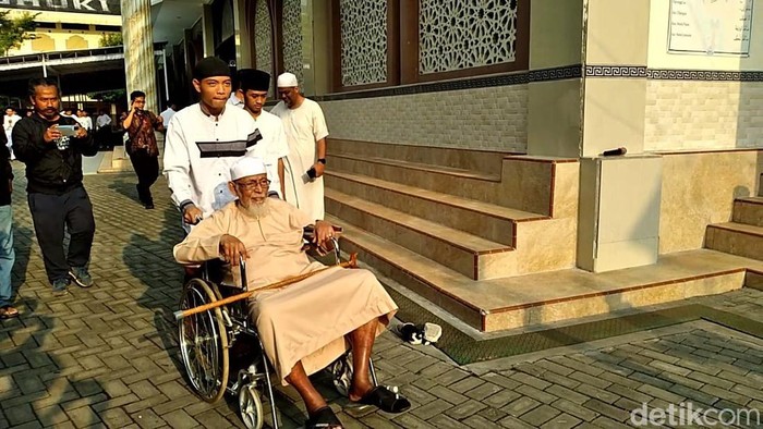 Pendiri Ponpes Al-Mukmin, Ustaz Abu Bakar Baasyir sempat muncul menjumpai sejumlah pejabat.