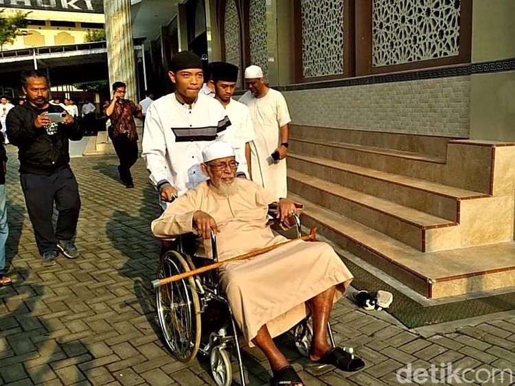 Momen Kemunculan Abu Bakar Baasyir Saat Geladi Upacara HUT RI Pondok Ngruki