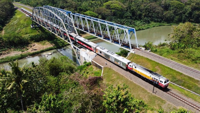 Potret Gerbong KA 'Bersalin Rupa' Jelang HUT ke-77 RI Menyambut momen HUT ke-77 Kemerdekaan Republik Indonesia, PT Kereta Api Indonesia (Persero) konsisten memasang livery khusus pada lokomotif dan kereta serta ornamen HUT RI di stasiun-stasiun.