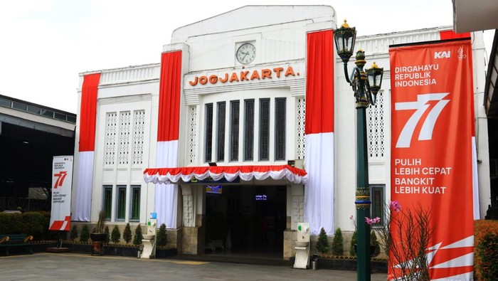 Menyambut momen HUT ke-77 Kemerdekaan Republik Indonesia, PT Kereta Api Indonesia (Persero) konsisten memasang livery khusus pada lokomotif dan kereta serta ornamen HUT RI di stasiun-stasiun.