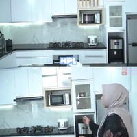Ia kemudian memperlihatkan ruang dapur ukuran 210 x 375 cm dan meja depan 80 x 16 5cm. Bahan kitchen set menggunakan HPL dan untuk kompor dari bahan granit. Foto: Dok. Youtube Zhiee Leely.
