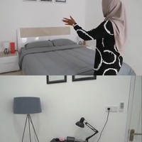 Kamar Zhiee berada di lantai dua yang juga bernuansa minimalis putih abu-abu. Ada juga ruang televisi dan sofa warna abu-abu serta kamar anak. Foto: Dok. Youtube Zhiee Leely.