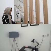 Zhiee mengatakan agar ruangan terlihat lebih luas, pembatas ruang tamu ada partisi. Ada ruang kerja Zhiee dalam memproduksi konten. Ruang salat dan di bawah tangga ada tanaman hias. Kemudian ada ruang letak televisi dekat dengan tangga menuju lantai 2. Foto: Dok. Youtube Zhiee Leely.