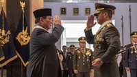 4 bintang kehormatan yang diterima Prabowo adalah Bintang Yudha Dharma Utama, Bintang Kartika Eka Paksi Utama, Bintang Jalasena Utama, dan Bintang Swa Bhuwana Paksa Utama.