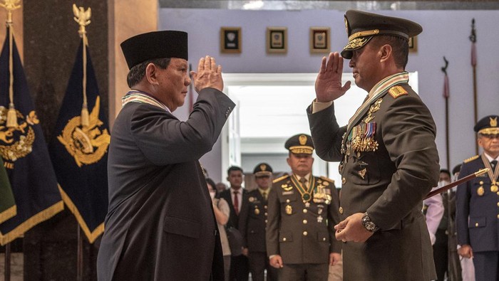 Prabowo Dapat 4 Bintang Kehormatan TNI Menteri Pertahanan Prabowo Subianto (ketiga kiri) berfoto bersama Panglima TNI Jenderal TNI Andika Perkasa (keempat kiri), Wamenhan M Herindra (kedua kanan), KASAL Laksamana TNI Yudo Margono (kiri), KASAU Marsekal TNI Fadjar Prasetyo (kanan) dan KASAD Jenderal TNI Dudung Abdurachman (kedua kiri) usai mengikuti acara Penyematan Bintang Kehormatan TNI di Kantor Kemenhan, Jakarta, Senin (15/8/2022). Dalam acara tersebut Menhan Prabowo Subianto menerima empat bintang kehormatan atas jasanya terhadap TNI yaitu Bintang Yudha Dharma Utama dari TNI, Bintang Kartika Eka Pakci Utama dari TNI AD, Bintang Jalasena Utama dari TNI AL dan Bintang Swabhuwana Pakca Utama dari TNI AU. ANTARA FOTO/Muhammad Adimaja/wsj.