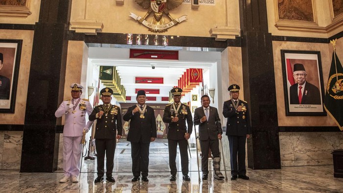 Prabowo Dapat 4 Bintang Kehormatan TNI Menteri Pertahanan Prabowo Subianto (ketiga kiri) berfoto bersama Panglima TNI Jenderal TNI Andika Perkasa (keempat kiri), Wamenhan M Herindra (kedua kanan), KASAL Laksamana TNI Yudo Margono (kiri), KASAU Marsekal TNI Fadjar Prasetyo (kanan) dan KASAD Jenderal TNI Dudung Abdurachman (kedua kiri) usai mengikuti acara Penyematan Bintang Kehormatan TNI di Kantor Kemenhan, Jakarta, Senin (15/8/2022). Dalam acara tersebut Menhan Prabowo Subianto menerima empat bintang kehormatan atas jasanya terhadap TNI yaitu Bintang Yudha Dharma Utama dari TNI, Bintang Kartika Eka Pakci Utama dari TNI AD, Bintang Jalasena Utama dari TNI AL dan Bintang Swabhuwana Pakca Utama dari TNI AU. ANTARA FOTO/Muhammad Adimaja/wsj.