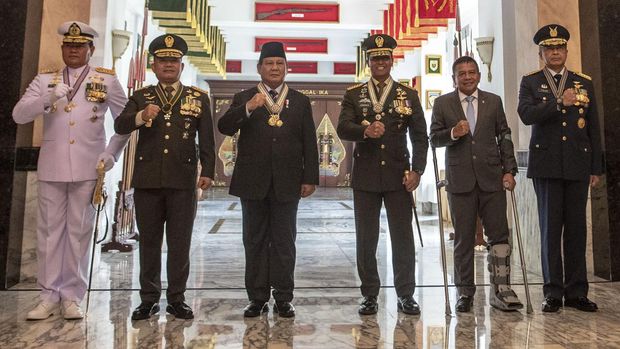 Menteri Pertahanan Prabowo Subianto (ketiga kiri) berfoto bersama Panglima TNI Jenderal TNI Andika Perkasa (keempat kiri), Wamenhan M Herindra (kedua kanan), KASAL Laksamana TNI Yudo Margono (kiri), KASAU Marsekal TNI Fadjar Prasetyo (kanan) dan KASAD Jenderal TNI Dudung Abdurachman (kedua kiri) usai mengikuti acara Penyematan Bintang Kehormatan TNI di Kantor Kemenhan, Jakarta, Senin (15/8/2022). Dalam acara tersebut Menhan Prabowo Subianto menerima empat bintang kehormatan atas jasanya terhadap TNI yaitu Bintang Yudha Dharma Utama dari TNI, Bintang Kartika Eka Pakci Utama dari TNI AD, Bintang Jalasena Utama dari TNI AL dan Bintang Swabhuwana Pakca Utama dari TNI AU. ANTARA FOTO/Muhammad Adimaja/wsj.
