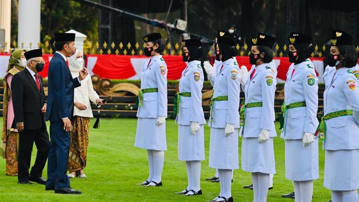 Presiden Joko Widodo mengukuhkan 68 pelajar SMA menjadi anggota Pasukan Pengibar Bendara Pusaka (Paskibraka) Tahun 2022. Upacara pengukuhan tersebut digelar di halaman Istana Merdeka, Jakarta, pada Senin, 15 Agustus 2022. (BPMI Setpres/Laily Rachev)