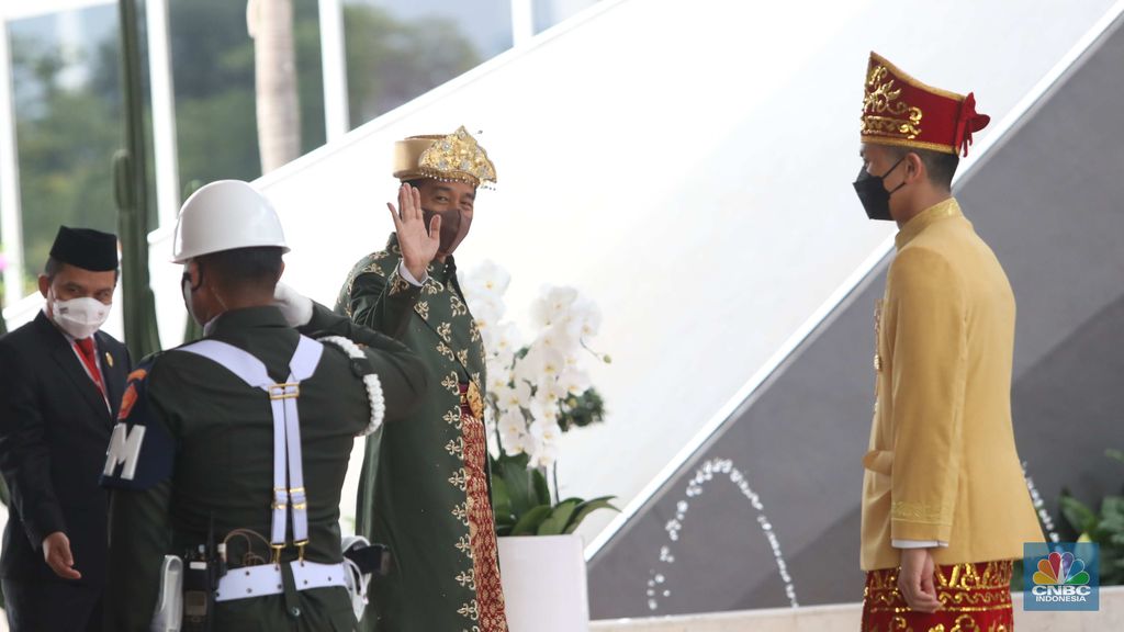 Presiden Joko Widodo Saat Tiba di Gedung DPR/MPR untuk Mengikuti Sidang Tahunan MPR-RI dan Sidang Bersama DPR RI dan DPD RI Tahun 2022. (CNBC Indonesia/ Muhammad Sabki)
