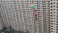 Pawar Harsdeep berjalan dengan mengibarkan bendera India di atas ketinggian 75 meter. Terdapat tali pengaman yang dililitkan ke badan Pawar.