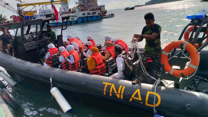 Proses evakuasi penumpang kapal tenggelam Proses evakuasi 28 siswa dan 8 guru pada kapal klotok yang tenggelam di perairan Kariangau, Balikpapan Barat, Kalimantan Timur.