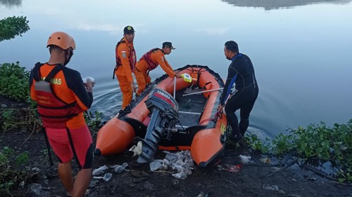 Proses pencarian nelayan tenggelam di Bendungan Pengga, Selasa (16/8/2022).