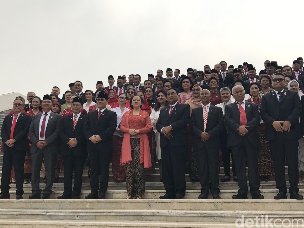 Puan Maharani berfoto dengan anggota DPR Fraksi PDIP usai sidang tahunan