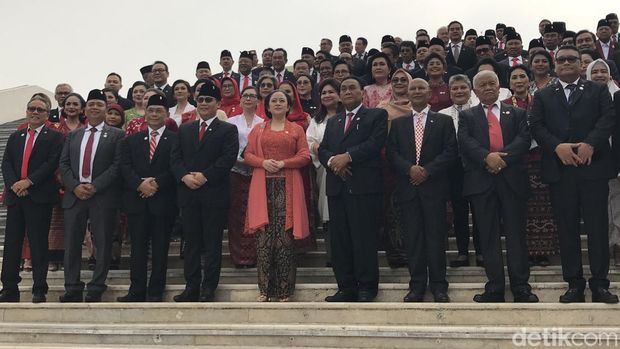 Puan Maharani berfoto dengan anggota DPR Fraksi PDIP usai sidang tahunan