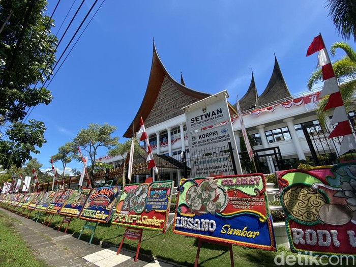 Puluhan papan bunga di depan Gedung DPRD Sumbar.