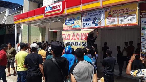 Puluhan warga yang tergabung dalam Asosiasi Pedagang Kecil (APKIL) melakukan aksi unjuk rasa di Alfamart Desa Naru, Kecamatan Sape, Bima, NTB, Senin (15/8/2022).
