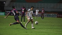 M Arfan berusaha merebut bola dari pemain Rans Nusantara yang mencoba menendang bola. Foto: Dok. PSM Makassar/Adhiaksa Mursalim